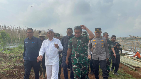 Gubernur Jawa Barat Dedi Mulyadi, KSAD Jenderal TNI Maruli Simanjuntak, dan Asrena Kapolri Komjen Wahyu Hadiningrat melakukan peninjauan lahan di Gunung Hejo, Purwakarta, Jawa Barat, Sabtu (5/7/2025). Foto: Nasywa Athifah/kumparan