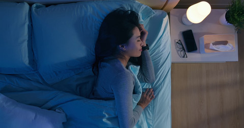 Ilustrasi perempuan tidur. Foto: Shutterstock