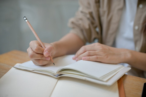 Ilustrasi perempuan membuat to-do-list. Foto: Shutterstock