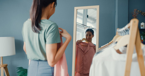 Ilustrasi perempuan memilih pakaian. Foto: Shutterstock