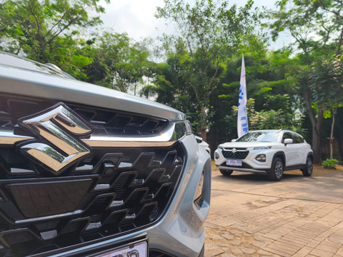 Seremoni penyerahan perdana 55 unit Suzuki Fronx kepada konsumen di Jakarta, Sabtu (5/7/2025).  Foto: Sena Pratama/kumparan