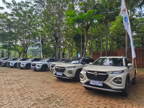 Seremoni penyerahan perdana 55 unit Suzuki Fronx kepada konsumen di Jakarta, Sabtu (5/7/2025). Foto: Sena Pratama/kumparan