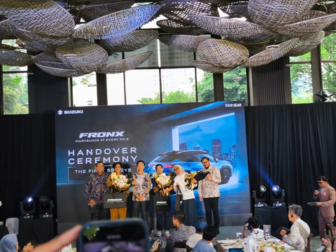 Seremoni penyerahan perdana 55 unit Suzuki Fronx kepada konsumen di Jakarta, Sabtu (5/7/2025). Foto: Sena Pratama/kumparan