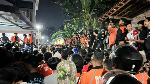 Ratusan kurir ShopeeFood menggeruduk rumah seorang customer di Godean. Sleman, Sabtu (5/7) dini hari. Foto: Pandangan Jogja/Arif UT