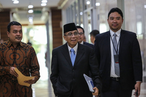 Calon Dubes RI untuk Amerika Serikat Dwisuryo Indroyono Soesilo (tengah) berjalan keluar gedung usai mengikuti Uji Kelayakan dan Kepatutan (Fit and Proper Test) dengan Komisi I DPR di Kompleks Parlemen, Senayan, Jakarta, Sabtu (5/7/2025). Foto: Asprilla Dwi Adha/ANTARA FOTO