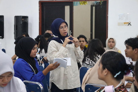Para pelajar SMA dan SMK di Ambon mengikuti program pelatihan terkait perubahan iklim dan pelestarian laut. Foto: Dok. Istimewa