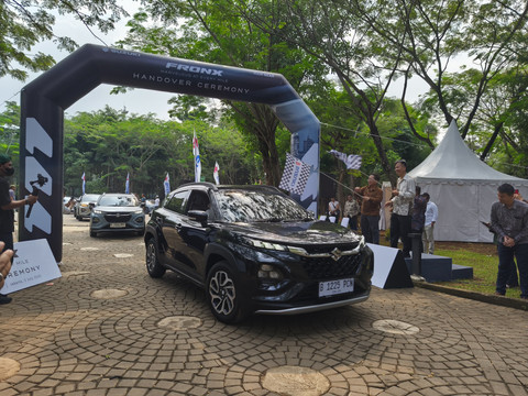Seremoni penyerahan perdana 55 unit Suzuki Fronx kepada konsumen di Jakarta, Sabtu (5/7/2025). Foto: Sena Pratama/kumparan