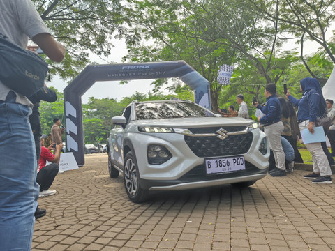 Seremoni penyerahan perdana 55 unit Suzuki Fronx kepada konsumen di Jakarta, Sabtu (5/7/2025). Foto: Sena Pratama/kumparan