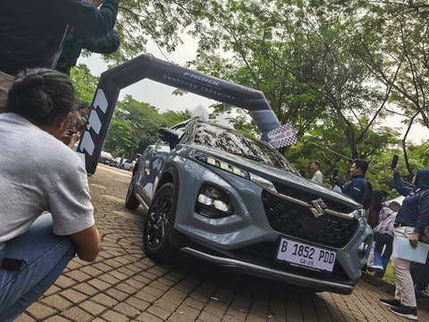 Seremoni penyerahan perdana 55 unit Suzuki Fronx kepada konsumen di Jakarta, Sabtu (5/7/2025). Foto: Sena Pratama/kumparan