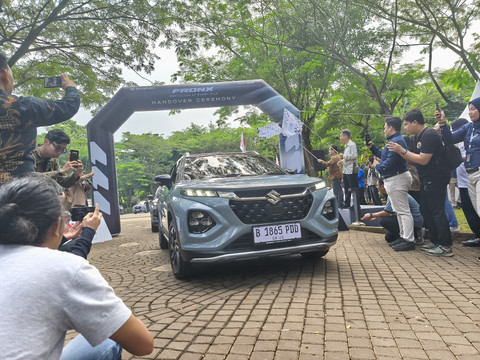 Seremoni penyerahan perdana 55 unit Suzuki Fronx kepada konsumen di Jakarta, Sabtu (5/7/2025). Foto: Sena Pratama/kumparan