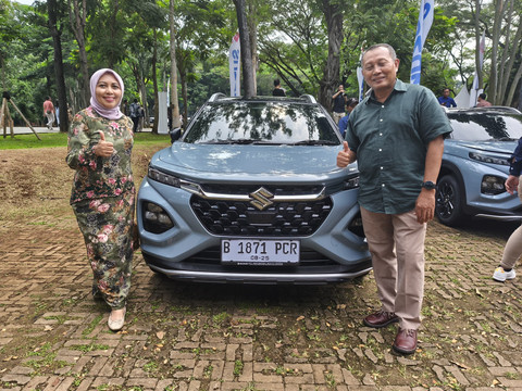 Seremoni penyerahan perdana 55 unit Suzuki Fronx kepada konsumen di Jakarta, Sabtu (5/7/2025). Foto: Sena Pratama/kumparan