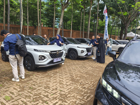 Seremoni penyerahan perdana 55 unit Suzuki Fronx kepada konsumen di Jakarta, Sabtu (5/7/2025). Foto: Sena Pratama/kumparan