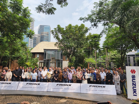 Seremoni penyerahan perdana 55 unit Suzuki Fronx kepada konsumen di Jakarta, Sabtu (5/7/2025). Foto: Sena Pratama/kumparan