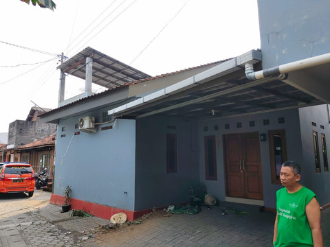 Ketua RT 3 Bantulan, Kalurahan Sidoarum, Kapanewon Godean, Kabupaten Sleman, Nur Salim, menunjukkan kerusakan CCTV hingga pot di rumah warganya yang digeruduk massa kurir ShopeeFood, Sabtu (5/7). Foto: Arfiansyah Panji Purnandaru/kumparan