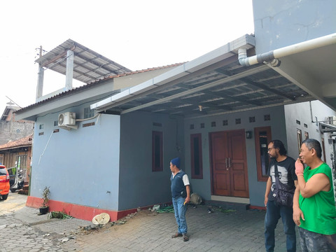 Ketua RT 3 Bantulan, Nur Salim, di rumah warganya yang digeruduk massa kurir ShopeeFood, Sabtu (5/7/2025). Foto: Arfiansyah Panji Purnandaru/kumparan