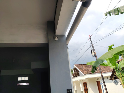 Ketua RT 3 Bantulan, Kalurahan Sidoarum, Kapanewon Godean, Kabupaten Sleman, Nur Salim, menunjukkan kerusakan CCTV hingga pot di rumah warganya yang digeruduk massa kurir ShopeeFood, Sabtu (5/7). Foto: Arfiansyah Panji Purnandaru/kumparan