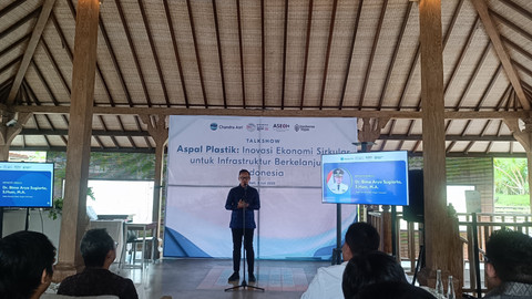 Wamendagri Bima Arya Sugiarto saat showcase aspal plastik di Jimbaran Hub, Kabupaten Badung, Bali, Sabtu (5/7)/ Foto: Denita BR Matondang/kumparan