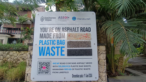 Wamendagri Bima Arya Sugiarto saat showcase aspal plastik di Jimbaran Hub, Kabupaten Badung, Bali, Sabtu (5/7)/ Foto: Denita BR Matondang/kumparan