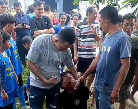 Seorang pria babak belur diamuk massa usai kepergok mencuri sepeda motor di Perumahan Pekon Podosari, Pringsewu, Lampung. #publisherstory #lampunggeh
