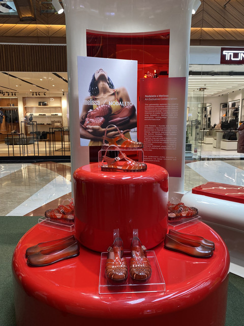 Koleksi Melissa x Nodaleto dengan warna merah oranye yang elegan. Foto: Kumparan/Naela Marcelina