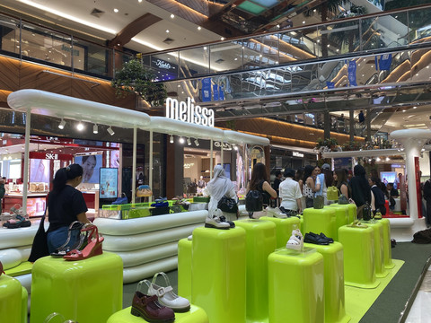 Bukan sekedar menjual produk, pop-up store Melissa ini juga tawarkan berbagai aktivitas menarik. Foto: Kumparan/Naela Marcelina