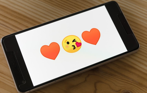 Ilustrasi 9 Arti Emoji Love sesuai Warnanya Sumber Unsplash/Markus Winkler