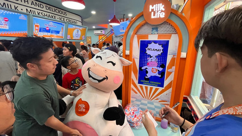Hadiah permainan di MilkLife Milk Bar. Foto: Nada Meita/kumparan