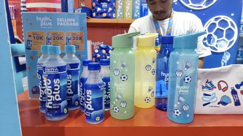 Berbagai freebies exclusive yang ada di booth HYDROPLUS PRJ 2025. Foto: doc.kumparan. 