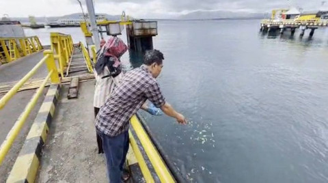 Keluarga korban KMP Tunu Pratama Jaya melakukan tabur bunga di Dermaga Ponton Pelabuhan ASDP Ketapang, Sabtu (5/7). Foto: Dok. Istimewa
