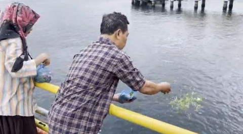Keluarga korban KMP Tunu Pratama Jaya melakukan tabur bunga di Dermaga Ponton Pelabuhan ASDP Ketapang, Sabtu (5/7). Foto: Dok. Istimewa