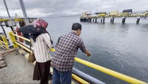 Keluarga korban KMP Tunu Pratama Jaya melakukan tabur bunga di Dermaga Ponton Pelabuhan ASDP Ketapang, Sabtu (5/7). Foto: Dok. Istimewa