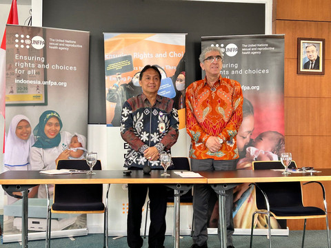 Deputi Bidang Pengendalian Penduduk Kementerian Kependudukan dan Pembangunan Keluarga Dr Bonivasius Prasetya Ichtiarto (kiri) dan UNFPA Indonesia Representative Hassan Mohtashami (kanan) di Konferensi Pers Laporan SWP, Kantor PBB, Jakarta Pusat, Kamis (3/7/2025). Foto: Judith Aura/kumparan