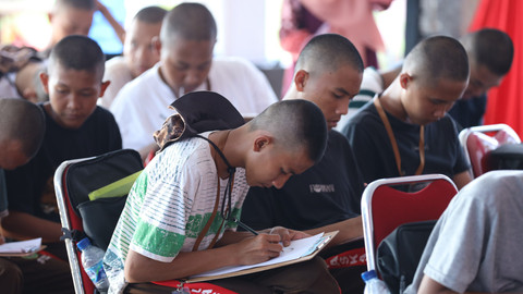 Siswa yang ikut program retret Pemprov Sumsel inisiasi Pemprov Sumsel yang digelar selama sepuluh hari di Bumi Perkemahan Candika Palembang, Sabtu (5/7) Foto: urban id