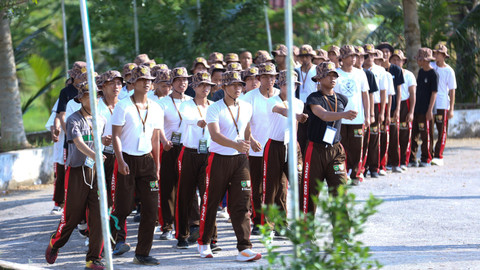 Puluhan siswa yang mengikuti latihan berbaris salah satu program retret Pemprov Sumsel yang digelar di Bumi Perkemahan Cadika, Sabtu (5/7) Foto: urban id