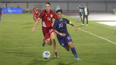 Pemain Timnas Wanita Indonesia  Isa Guusje Warps (14) berusaha merebut bola dari pemain timnas wanita Taiwan Chen Ying-Hui (20) dalam Kualifikasi Piala Asia Wanita 2026 di Indomilk Arena, Tangerang, Banten, Sabtu (5/7). Foto: Dicky Adam Sidiq/kumparan