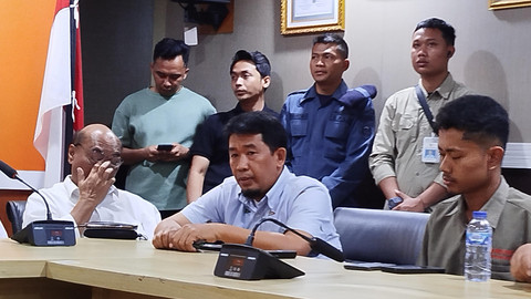 Perwakilan PT Raputra Jaya, Ulumudin, dalam konferensi pers di Pelabuhan Ketapang, Banyuwangi, Sabtu (5/7/2025). Foto: Dok. kumparan