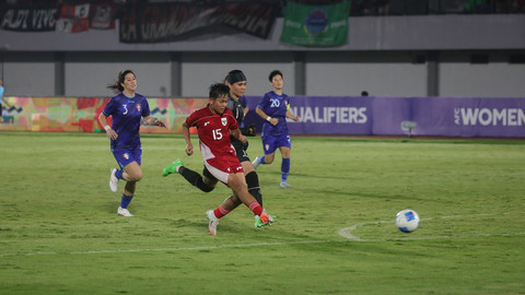 Pemain Timnas Wanita Indonesia Helsya Maeisyaroh (15) berhasil mencetak gol ke gawang pemain timnas wanita Taiwan dalam Kualifikasi Piala Asia Wanita 2026 di Indomilk Arena, Tangerang, Banten, Sabtu (5/7). Foto: Dicky Adam Sidiq/kumparan