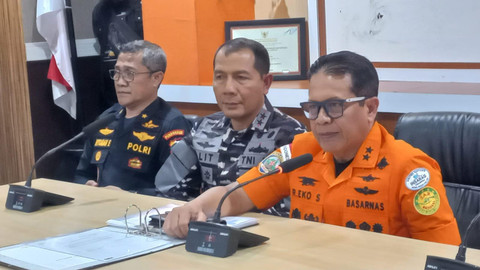 Deputi Operasi SAR dan Kesiapsiagaan Basarnas, Laksamana Muda TNI Ribut Eko Suyatno memberikan keterangan pers terkait tenggelamnya KMP Tunu Pratama Jaya di Pelabuhan Ketapang, Banyuwangi, Sabtu (5/7). Foto: Dok. kumparan
