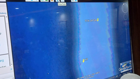 Deputi Operasi SAR dan Kesiapsiagaan Basarnas, Laksamana Muda TNI Ribut Eko Suyatno menunjukkan titik kordinat saat memberikan keterangan pers terkait tenggelamnya KMP Tunu Pratama Jaya di Pelabuhan Ketapang, Banyuwangi, Sabtu (5/7). Foto: Dok. kumparan