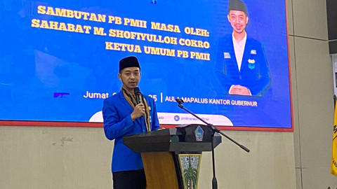 Ketua Umum PB PMII, Muhammad Sofiyulloh Cokro atau akrab disapa Gus Shofi, memberikan sambutan pada acara pelantikan Pengurus Cabang PMII Manado periode 2025-2026.