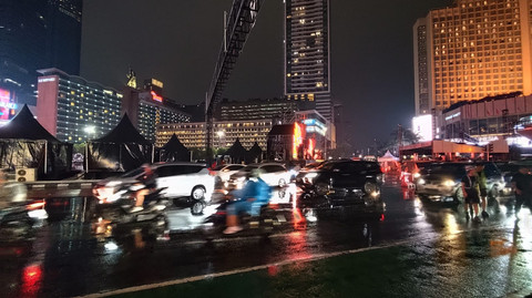 Suasana lalu lintas di Bundaran HI, Jakarta, Sabtu (5/7) malam. Foto: Rachmadi Rasyad/kumparan