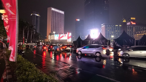 Suasana lalu lintas di Bundaran HI, Jakarta, Sabtu (5/7) malam. Foto: Rachmadi Rasyad/kumparan