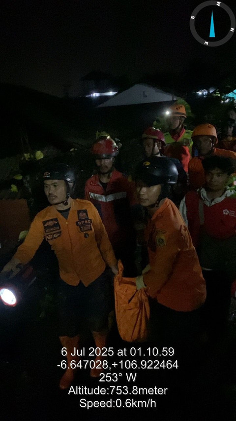 BPBD Kabupaten Bogor evakuasi korban longsor di Megamendung, Kabupaten Bogor, Minggu (6/7) dini hari. Foto: Dok. Istimewa