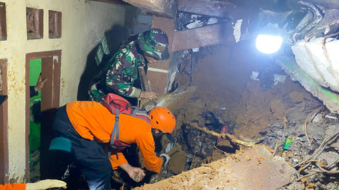 BPBD Kabupaten Bogor evakuasi korban longsor di Megamendung, Kabupaten Bogor, Minggu (6/7) dini hari. Foto: Dok. Istimewa