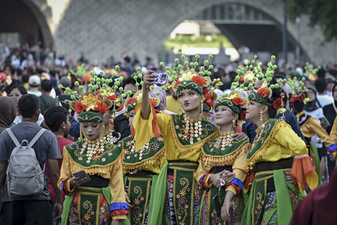 Sejumlah penari berswafoto pada Jakarta Dalam Warna di kawasana Bundaran Hotel Indonesia, Jakarta, Minggu (6/7/2025). Foto: Jamal Ramadhan/kumparan