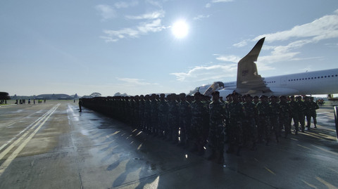 Sejumlah prajurit TNI mengikuti upacara pelepasan kontingen Indonesia untuk mengikuti Bastille Day ke Prancis, Senin (6/7/2025). Foto: Jonathan Devin/kumparan