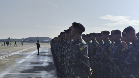 Sejumlah prajurit TNI mengikuti upacara pelepasan kontingen... </div>
<div class=