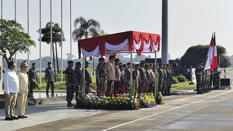 Menteri Pertahanan RI Sjafrie Sjamsoeddin memberangkatkan kontingen Indonesia untuk mengikuti Bastille Day ke Prancis, Senin (6/7/2025). Foto: Jonathan Devin/kumparan