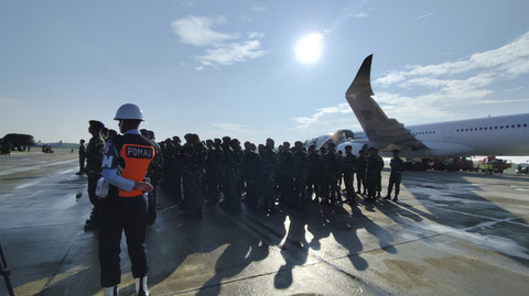 Sejumlah prajurit TNI mengikuti upacara pelepasan kontingen Indonesia untuk mengikuti Bastille Day ke Prancis, Senin (6/7/2025). Foto: Jonathan Devin/kumparan