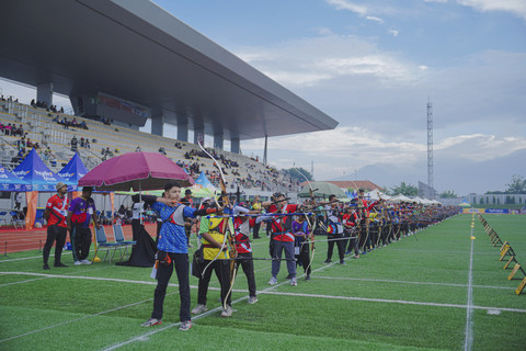Para atlet muda panahan unjuk akurasi membidik sasaran target untuk mengumpulkan skor terbaik di ajang MilkLife Archery Challenge Kejurnas Junior 2025 yang berlangsung di Supersoccer Arena Kudus. Foto: Dok. Djarum Foundation